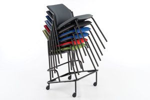 Mit einem Rollwagen lassen die Stühle gestapelt schnell und leicht transportieren